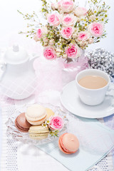 Traditionelle leckere süße Macarons gebäck mit Kaffee