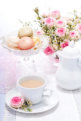 Traditionelle leckere süße Macarons gebäck mit Kaffee