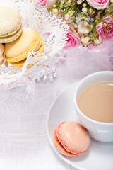 Traditionelle leckere süße Macarons gebäck mit Kaffee
