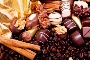 Verschiedene gemischte Pralinen aus heller und dunkler Schokolad