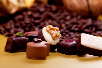 Verschiedene gemischte Pralinen aus heller und dunkler Schokolad