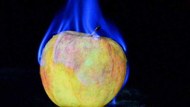 Apfel in Flammen