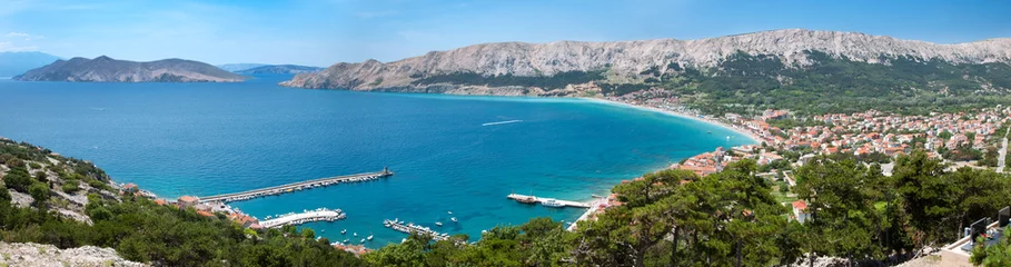 Badezimmer Foto Rückwand Panoramablick auf die Stadt Baska und die Bucht - Kroatien © Pablo Debat