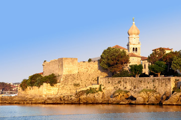 Fototapeta na wymiar Dzwonnica i stare mury miejskie nad morzem w Krk - Chorwacja