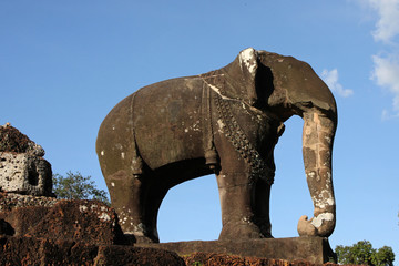 Fototapeta na wymiar Posąg słonia w świątyni w Angkor