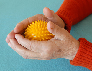 Hände mit Massageball