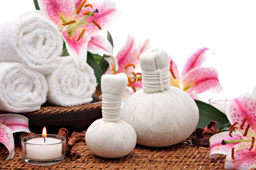 Obraz na płótnie Canvas Ustawienie masażu z kulkami ręczniki spa kompresować i kwiatów