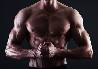 Fototapeta na wymiar Muscular męski tors z świateł ukazujących szczegół mięśni