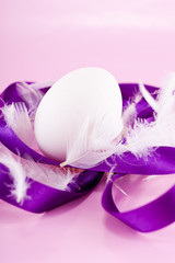 Festliche traditionelle Osterdekoration mit Ei lila schleife Ges