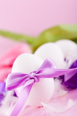 Obraz na płótnie Canvas Tradycyjne ozdoby wielkanocne jajka z wstążką Gift tulipanów Ban