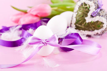 Fototapeta na wymiar Tradycyjne ozdoby wielkanocne jajka z wstążką Gift tulipanów Ban
