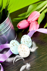 Traditionelle Oster Dekoration mit Ei Ostergras und Tulpen