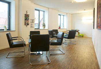 Wartezimmer, Warteraum mit Parkettboden