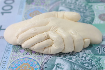 Uścisk dłoni nad banknotami PLN - obrazy, fototapety, plakaty