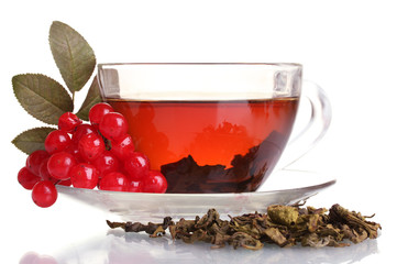 Fototapety  Czarna herbata z czerwoną kaliną w szklanym kubku na białym tle