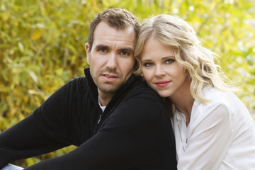 Obraz premium Portrait of a beautiful young couple outdoors