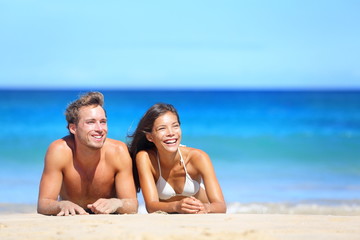Fototapeta premium Beach couple looking