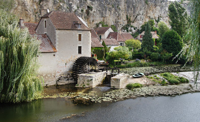 Fototapeta na wymiar Młyn nad rzeką w Wsi Francji