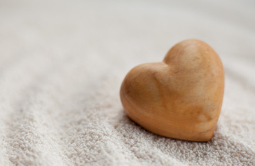 coeur en bois sur sable blanc
