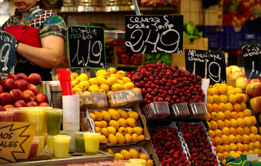 Fototapeta na wymiar Rynek owoców w Barcelona, ??Hiszpania