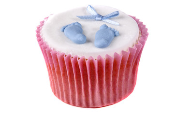 Cupcake mit blauen Baby Füßen und blauer Schleife