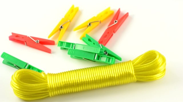 Bunte Klammern mit W&auml;scheleine f&uuml;r die Hausarbeit