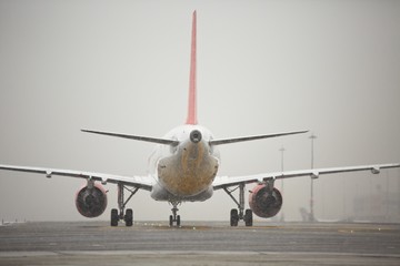 Fototapeta na wymiar Pas startowy lotniska w złą pogodę
