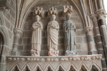 Sous le porche d'entrée