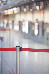 Obraz premium Absperrband am Flughafen rot