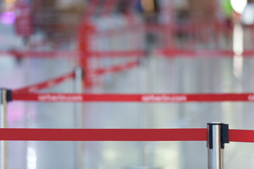 Obraz premium Absperrband am Flughafen rot #2