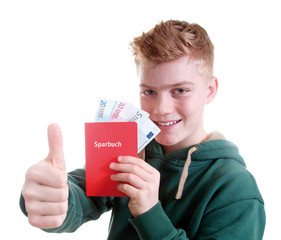 Junge zeigt Sparbuch und Geldscheine