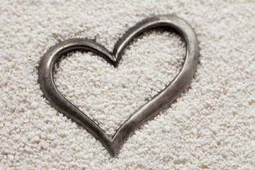 coeur argenté dans le sable