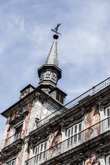Fototapeta na wymiar zdobione fasady i balkony na Palza Mayor, Madryt, Hiszpania