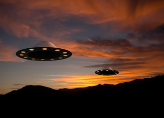 Fototapeta na wymiar UFO latające spodki nad krajobrazu słońca