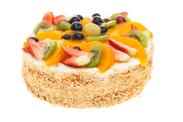 Ganze sommerliche Obsttorte vor weißem Hintergrund