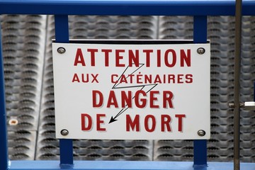 Signalétique de danger sur une voie ferrée
