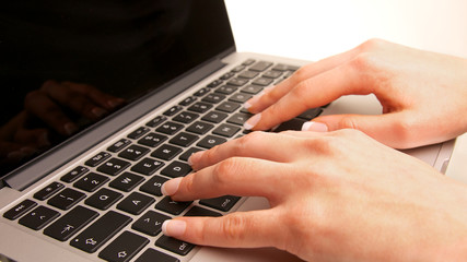 Hände auf Laptop-Tastatur