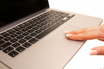 Finger auf Laptop-Touchpad