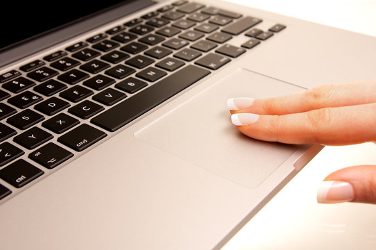 Finger auf Laptop-Touchpad