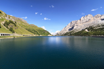 Naklejka na ściany i meble Dolomiti - jezioro Fedaia