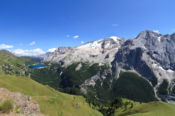 Fototapeta na wymiar Dolomiti - Mount Marmolada i Fedaia jezioro