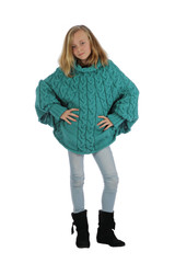 fillette de 11 ans portant pull poncho tricoté main