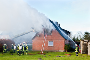 Fototapeta na wymiar Strażaków w pożarze domu