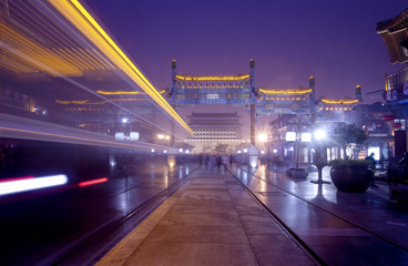 Fototapeta na wymiar Beijing Qianmen ulicy w nocy, tradycyjna ulica handlowa