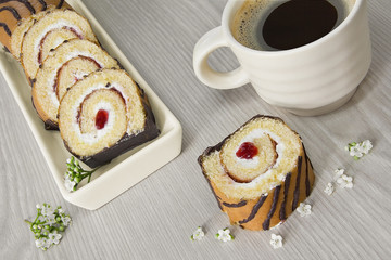 Pastel, brazo de fresa con taza de café.