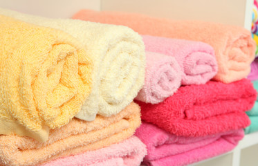 Obraz na płótnie Canvas kolorowe ręczniki na półkach w łazience