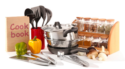 Fototapeta na wymiar skład narzędzi kuchennych, przypraw i warzyw samodzielnie