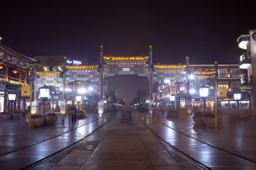 Fototapeta na wymiar Beijing Qianmen ulicy w nocy
