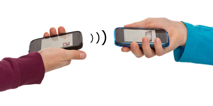 Zwei Smartphone / Handys verbunden mit Bluetooth, Datenaustausch