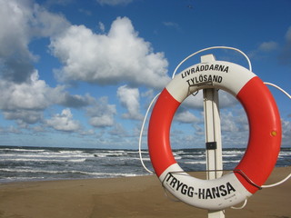 Rettungsring am Strand von Tylösand, Schweden